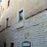 Proseguiamo lungo piazza Del Popolo e incanalandoci a destra lungo via Vito Carlo Perrone ci dirigiamo verso piazzetta La Corte, dove si trova il Palazzo della Regia Corte. Si tratta di un fabbricato medievale pi� volte ristrutturato. Nel Cinquecento ospit� la corte del Capitano della Terra di Modugno (il Capitano rappresentava il potere politico regio, amministrava la giustizia e confermava le elezioni dell'Universit�) e poi magistrati giudiziari durante la dominazione spagnola e degli Sforza. Sulla facciata si scorge la pi� antica testimonianza dello stemma di Modugno, datata 1568. Oggi il suo interno ospita alcune associazioni combattentistiche